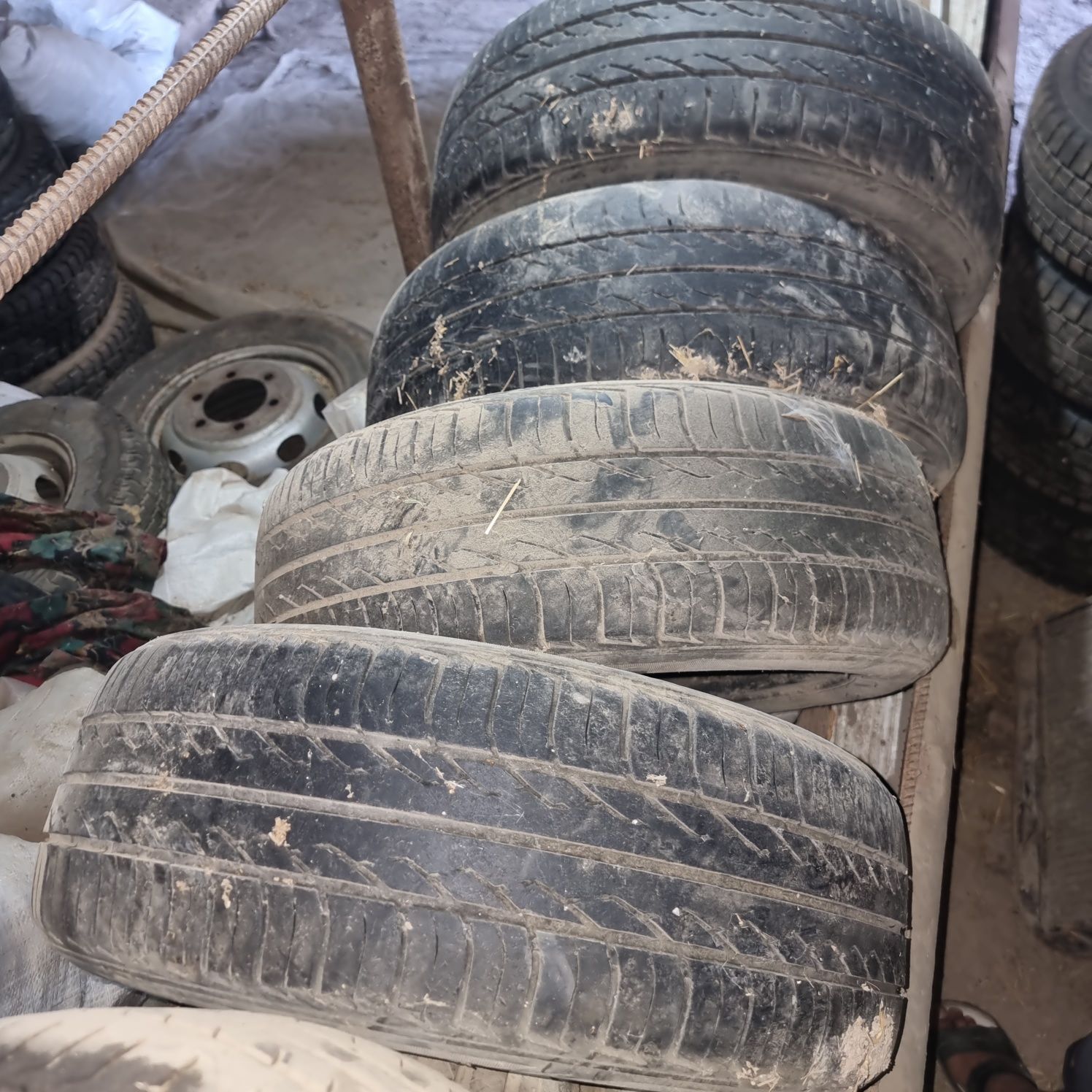Hankook покришка  4 штук 185/55/R15.  (на жугули   ест все запчасти)