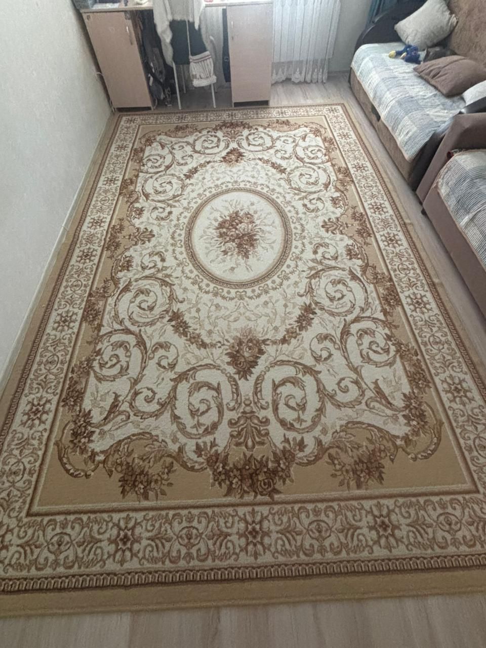 Ковёр 2,5*3,5 в хорошом состояни