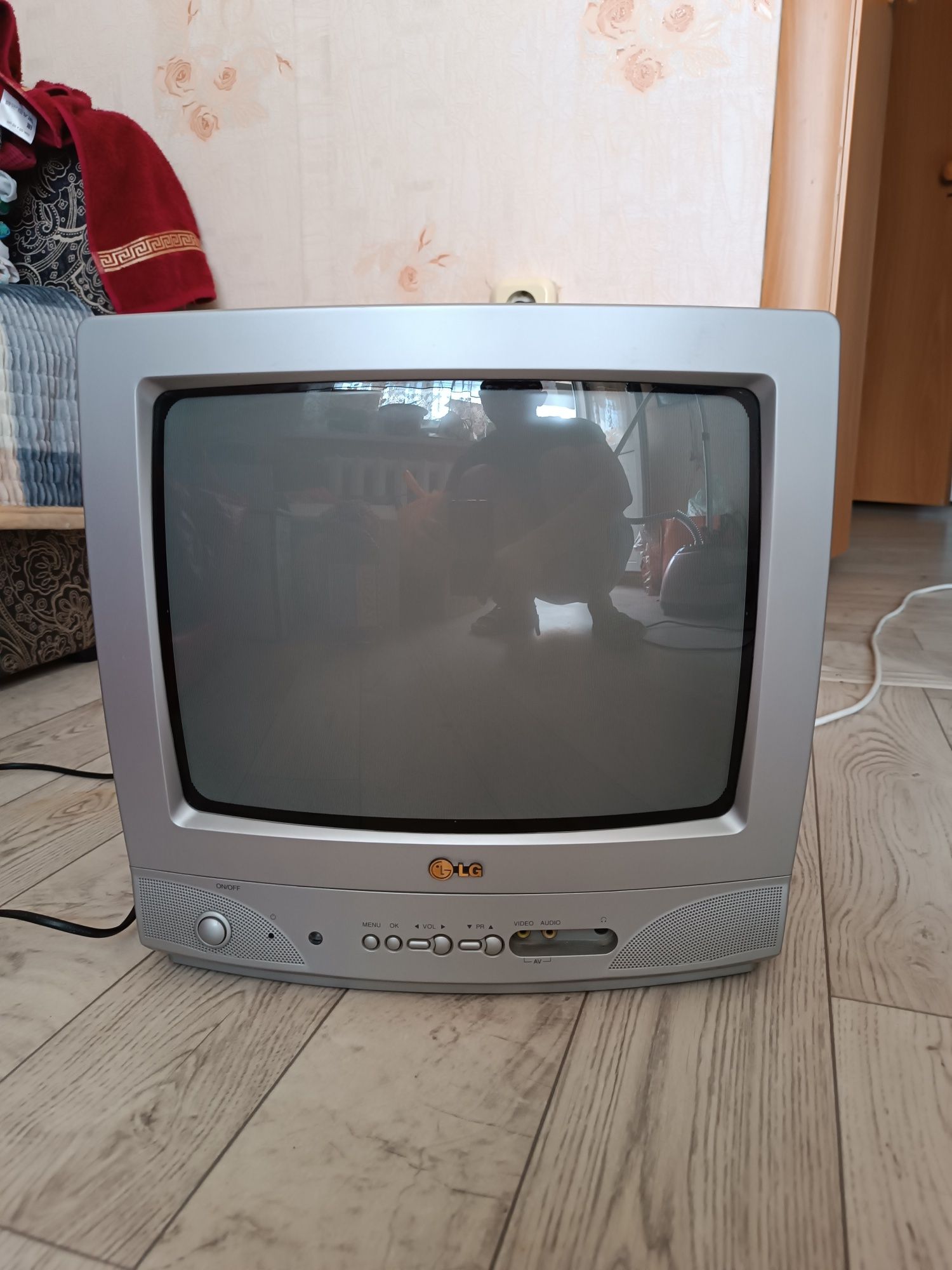 Телевизор LG. Model: CF-14J50K. СРОЧНО ПРОДАМ