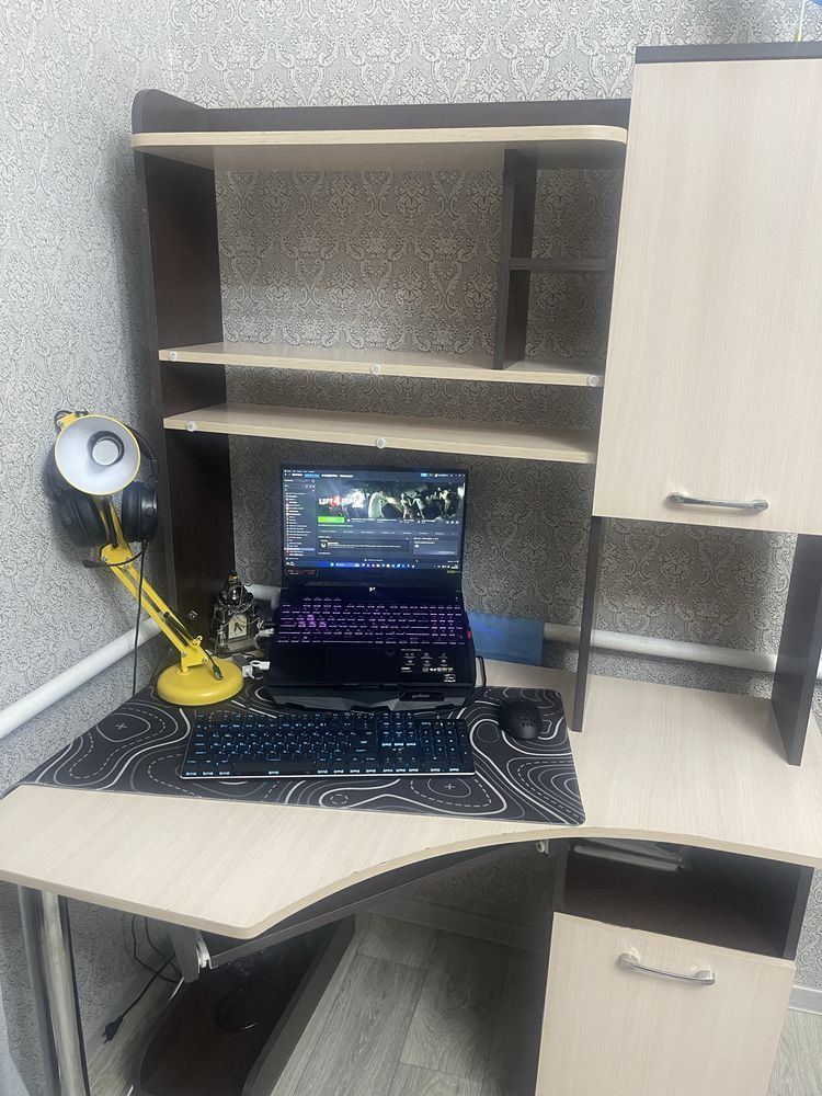 Продам стол для учебу и игр