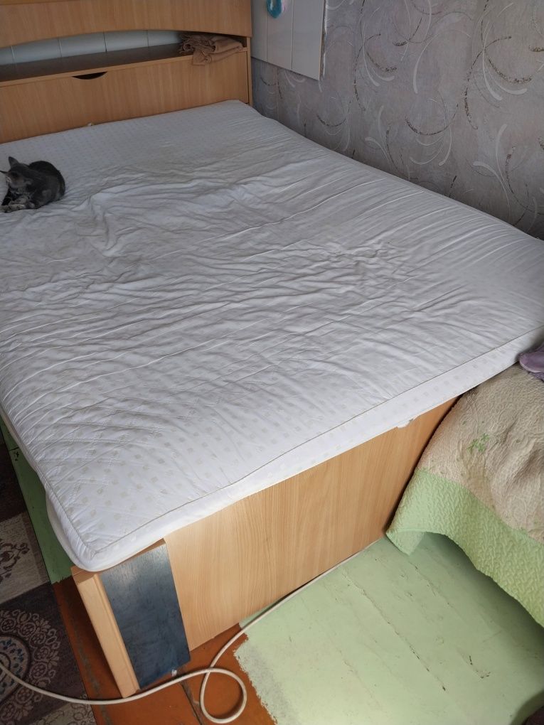 Продам кровать 140 см.в месте с матрасом ,матрас новый.