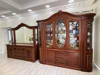Продам комплект мебели: шкаф-витрина и комод с зеркалом