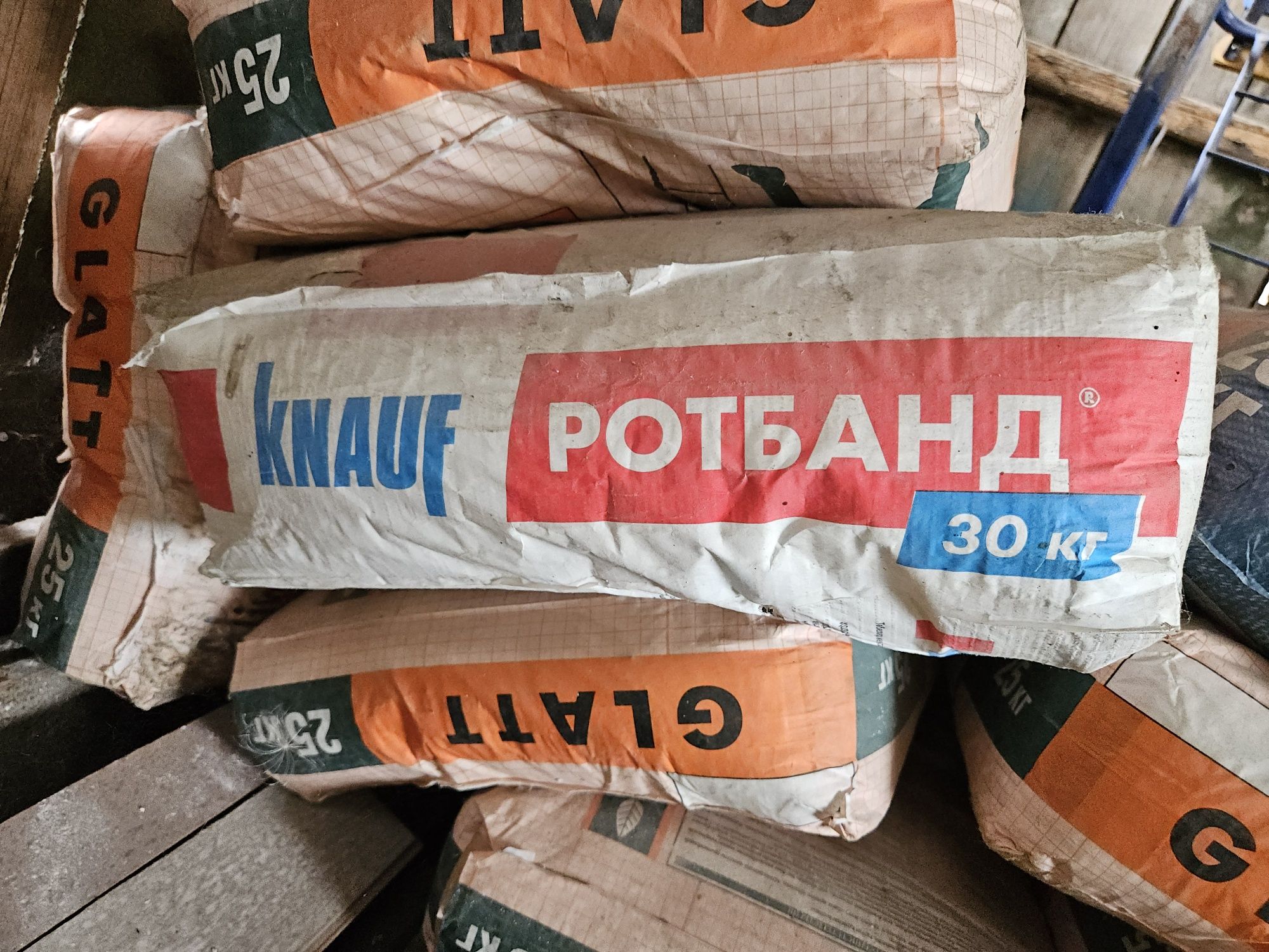 Цемент, робонд , гипсовая шпатлёвка , клей плиточный .
