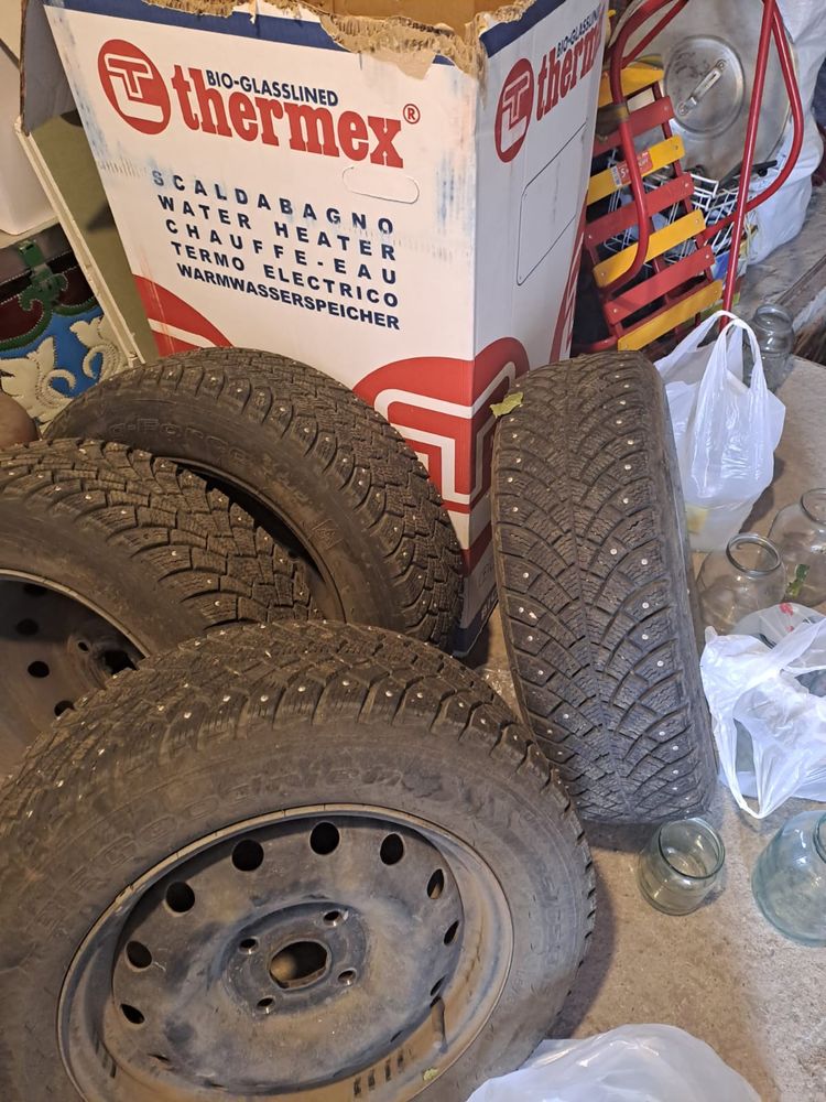 Продам 4 зимние шипованные шины.