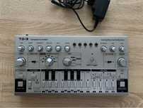 Продам басовый синтезатор Behringer TD-3