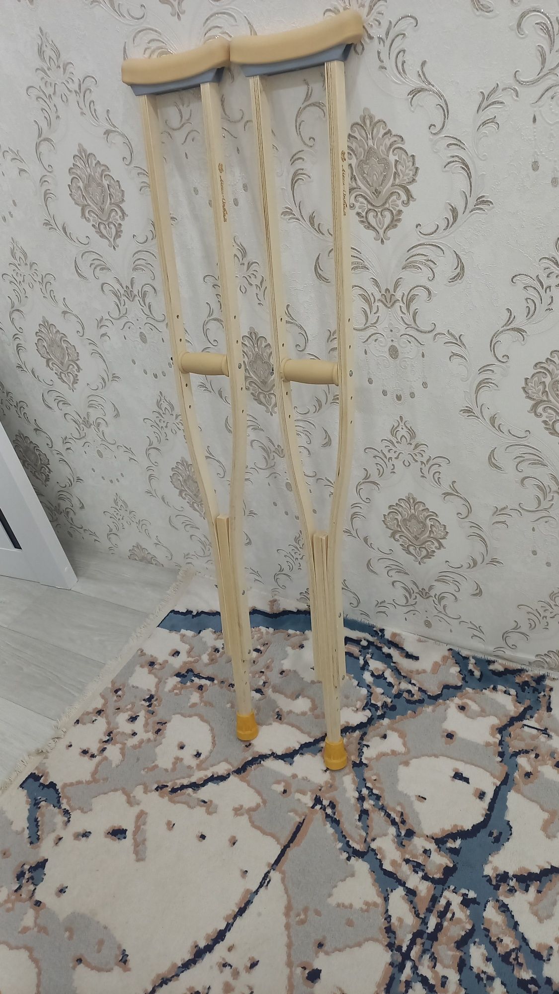 Костыли деревянные новые