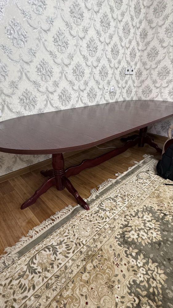 Стол большой для гостей