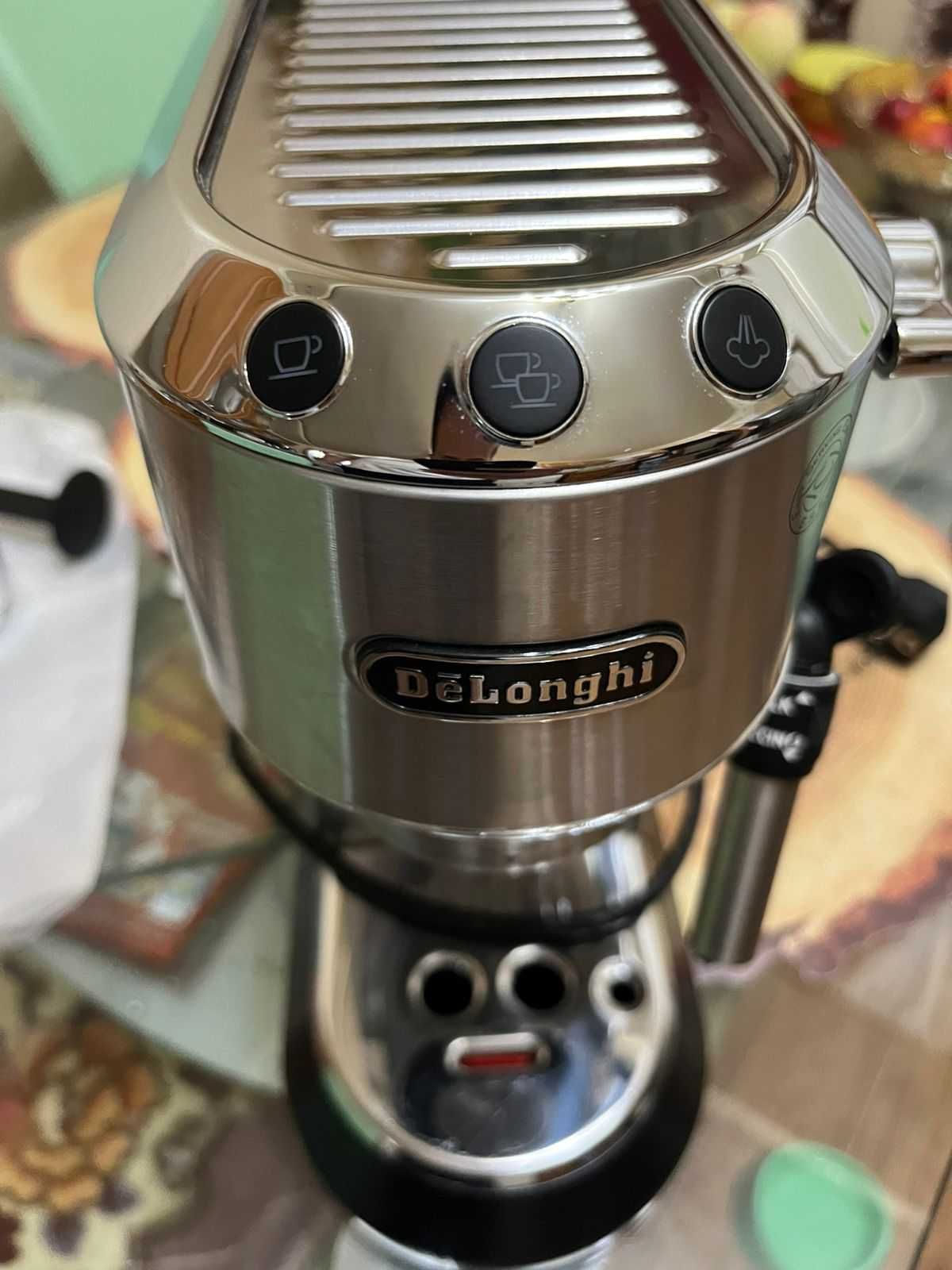 Кофемашина Delonghi Dedica EC-685M