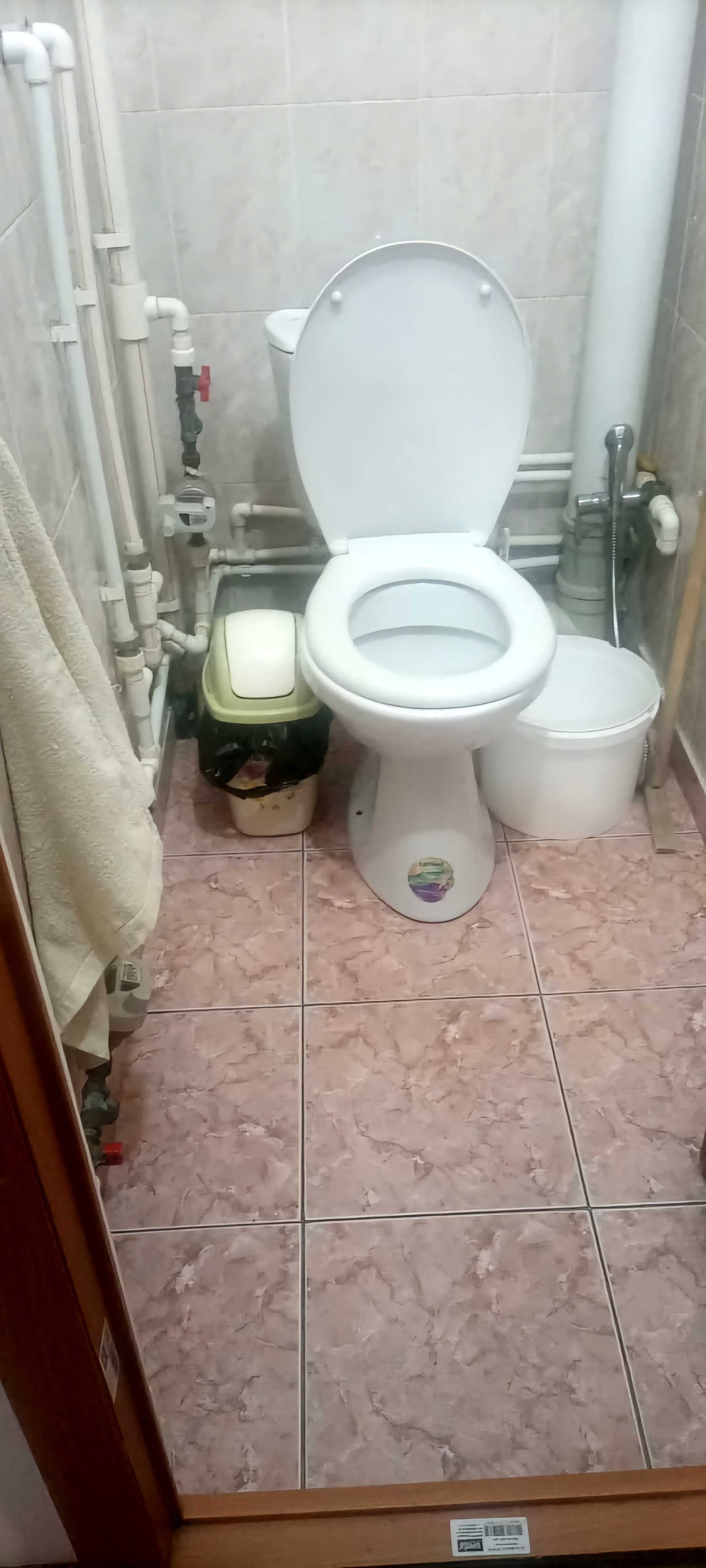 Ванна, унитаз, мойдодыр, кухня, шкаф, прихожая, диван с креслом