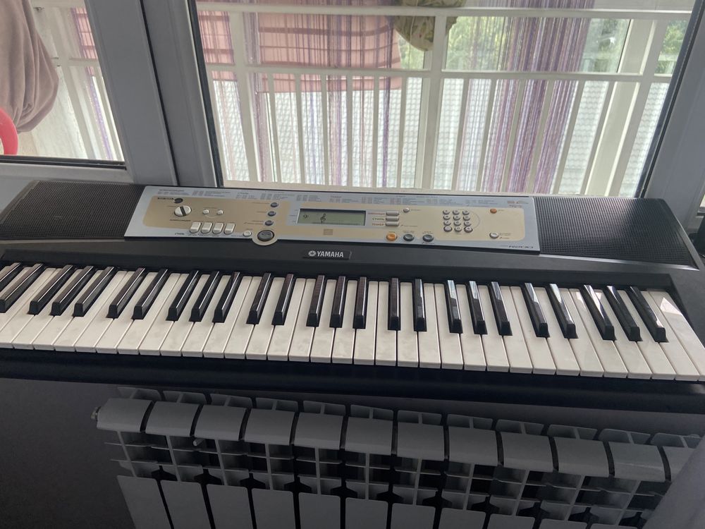 срочно синтезатор Yamaha PSR R200