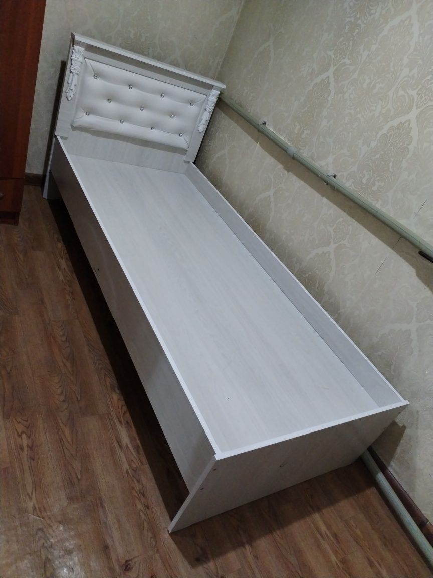 Кровать почти новая