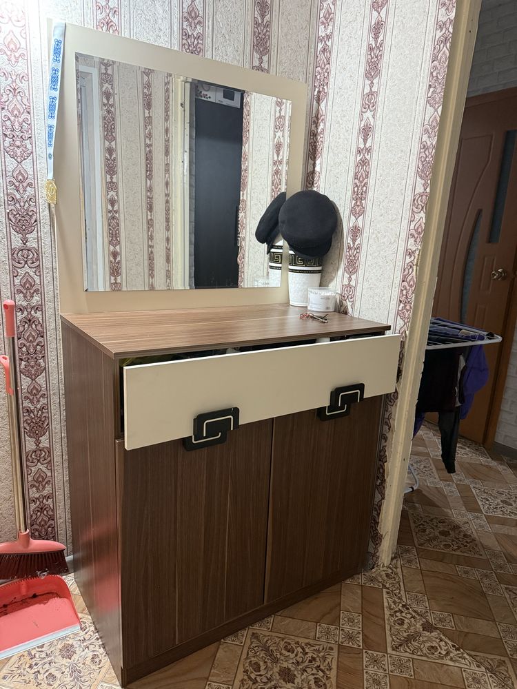 Тюмба с зерколом в спальную