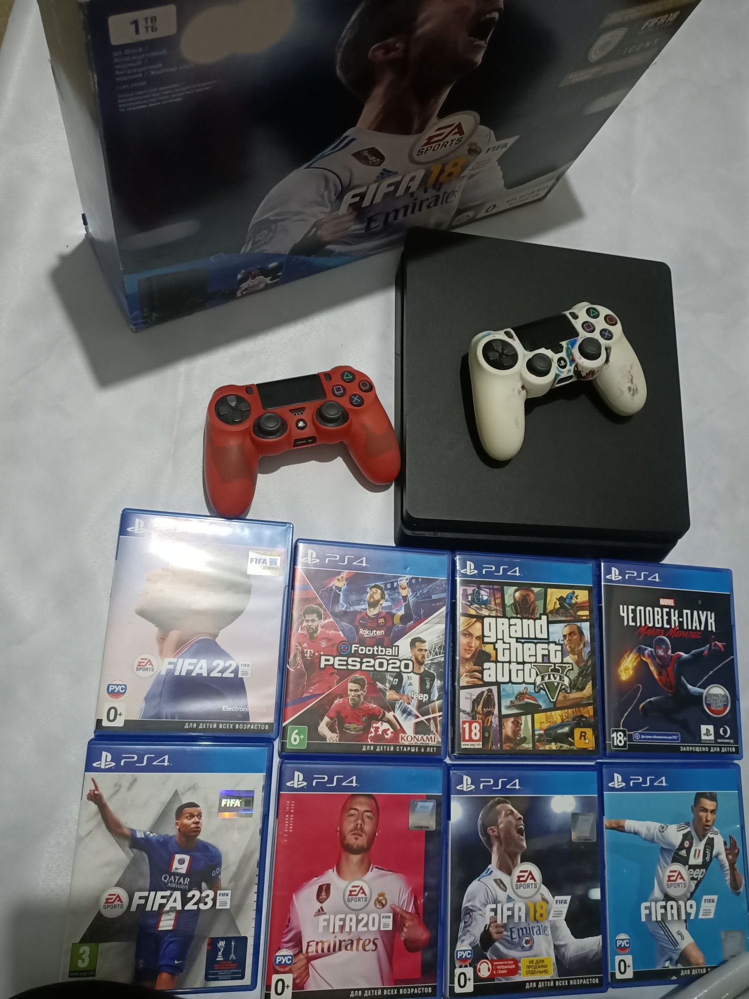PS 4 SLIM, 1тб памяти+два джостика+игры