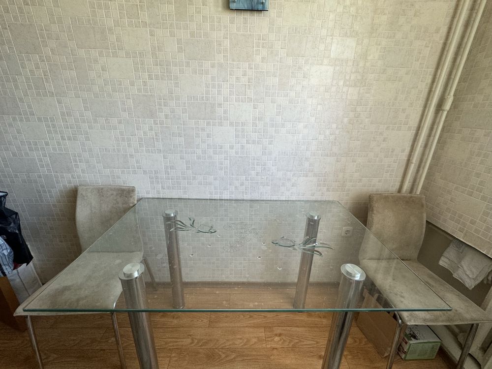Продам стол стеклянный и 4 стула
