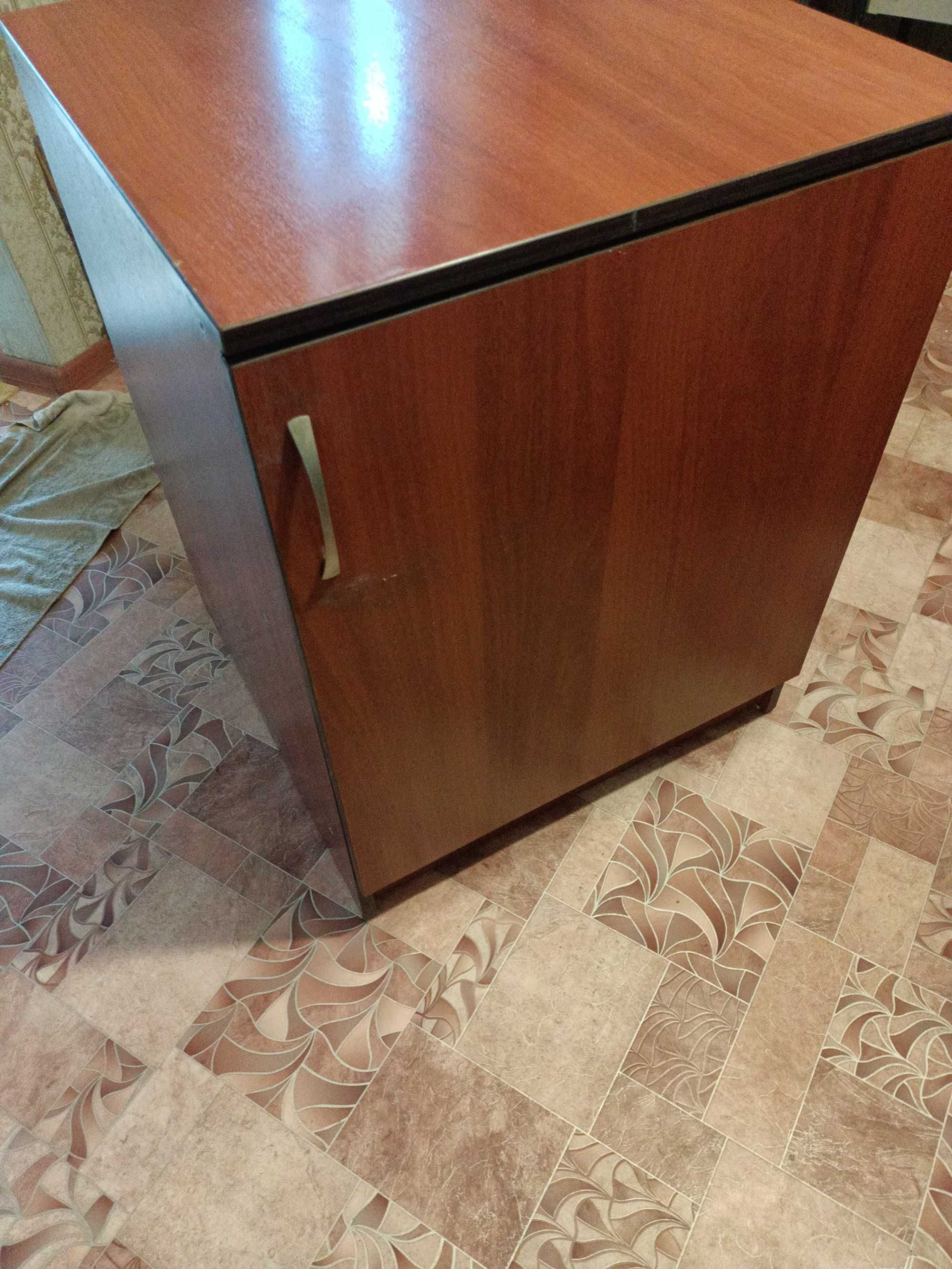 Продаются горка и тумбы для зала для посуды.