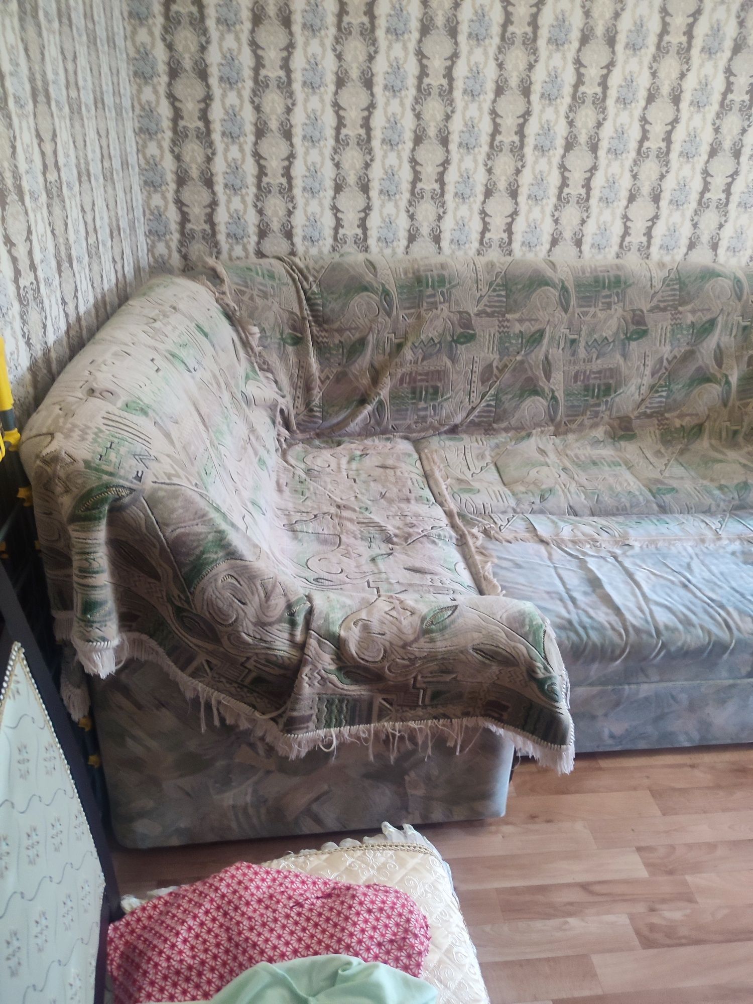 Срочна продам диван и кресло б/у. Цена договорная.