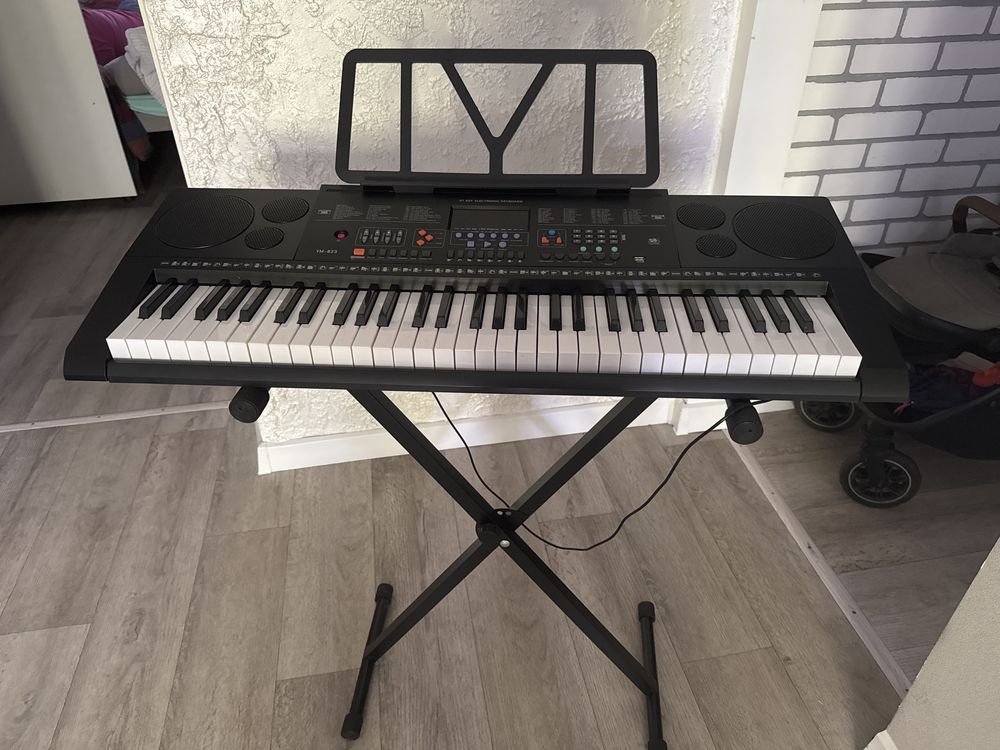 Синтезатор YM 823 со стойкой