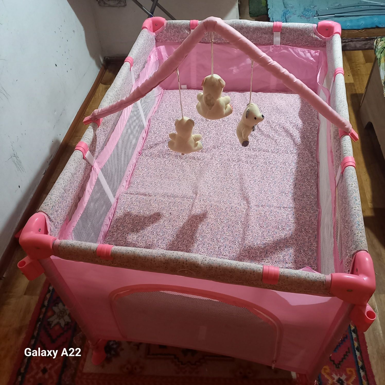 Срочно Продаю манеж игровой с люлькой в подарок коляска, столик для ко