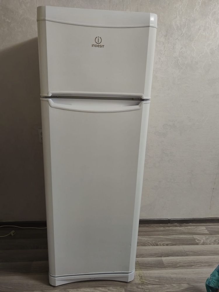 Продам холодильник Indesit  В отличном состояний
