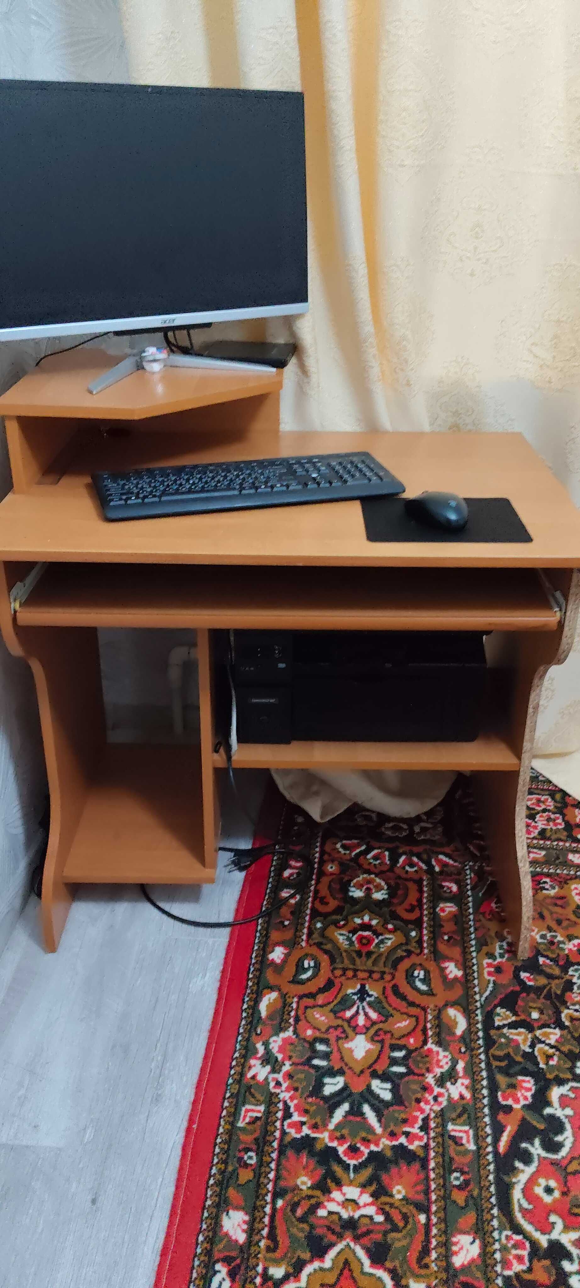 Продам  компьютерный стол б/у