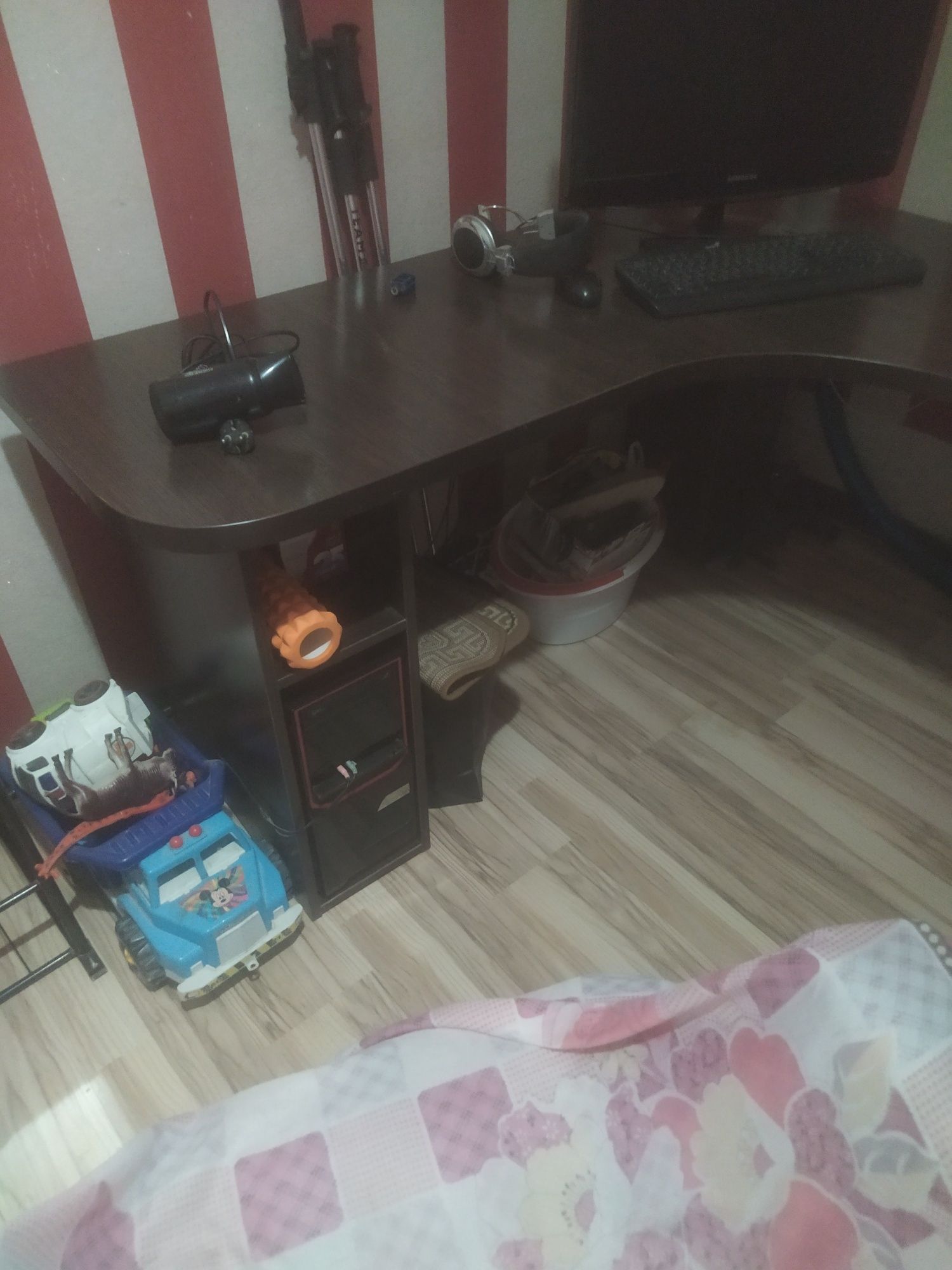 Стол компьютерный