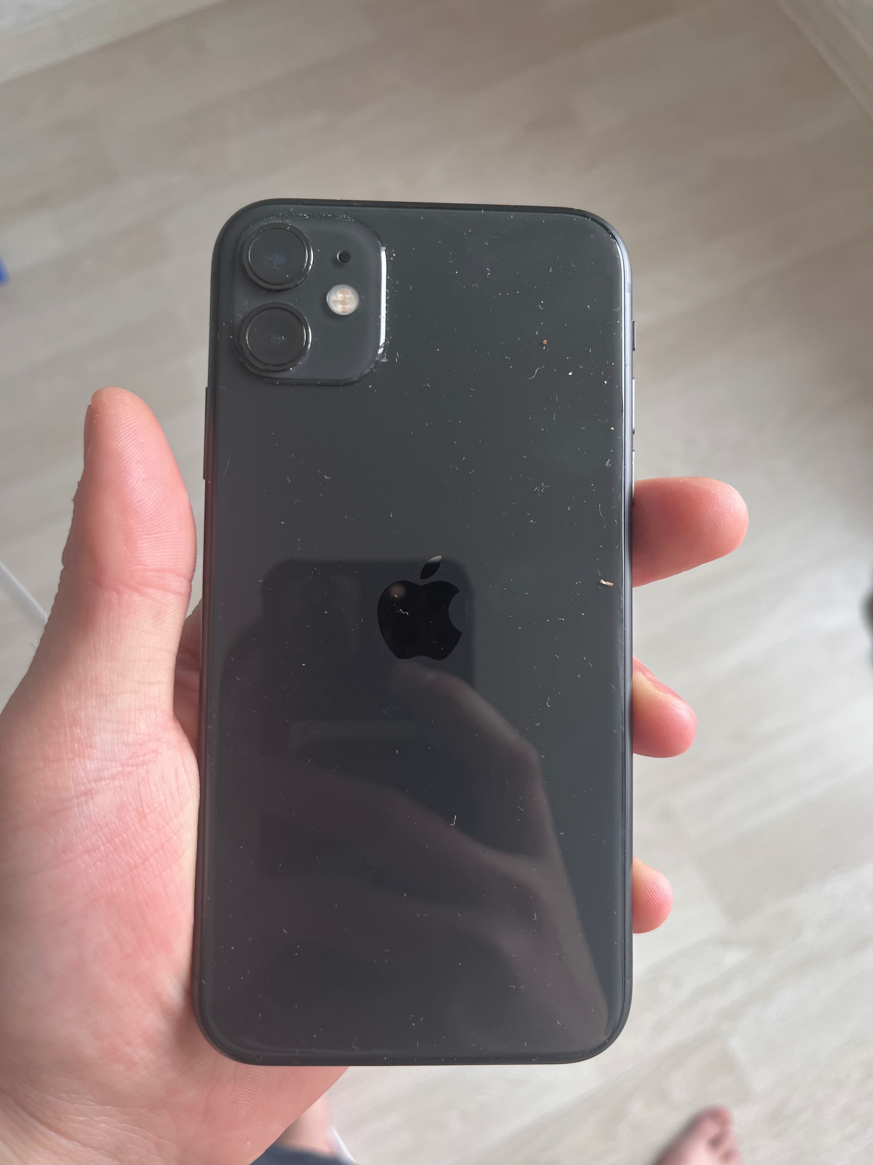 iPhone 11, в идеале с документами