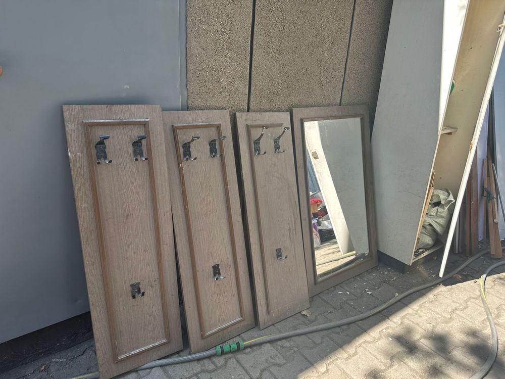 Зеркало с вешалками на прихожую