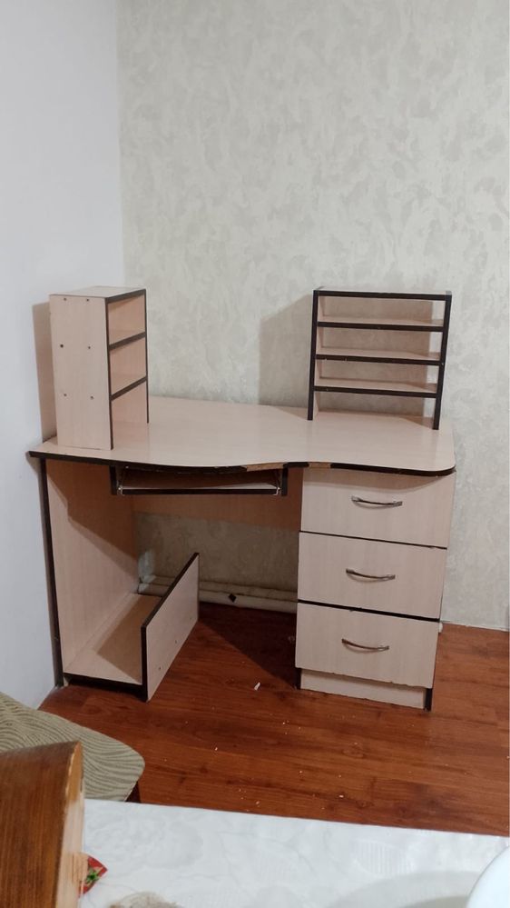 Продам   Компьютерный стол б/у,торг есть