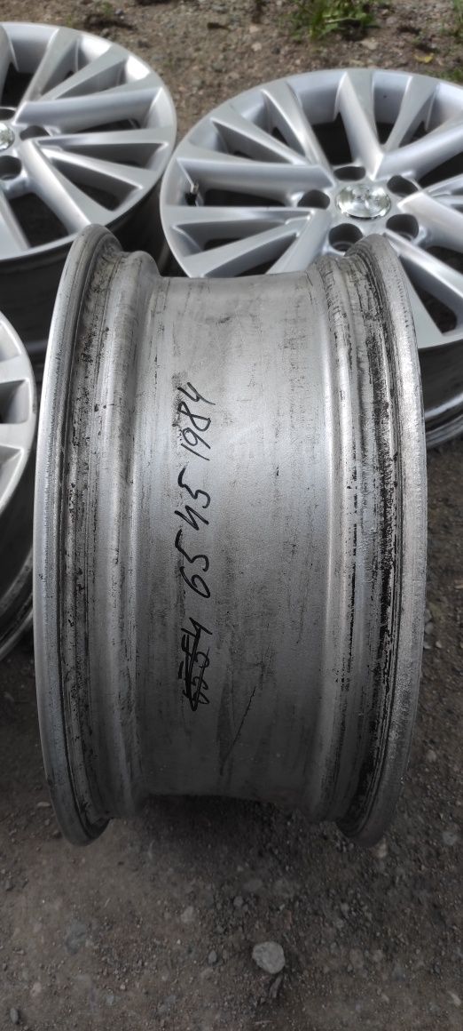 Комплект оригинальных дисков R17. Toyota Camry .