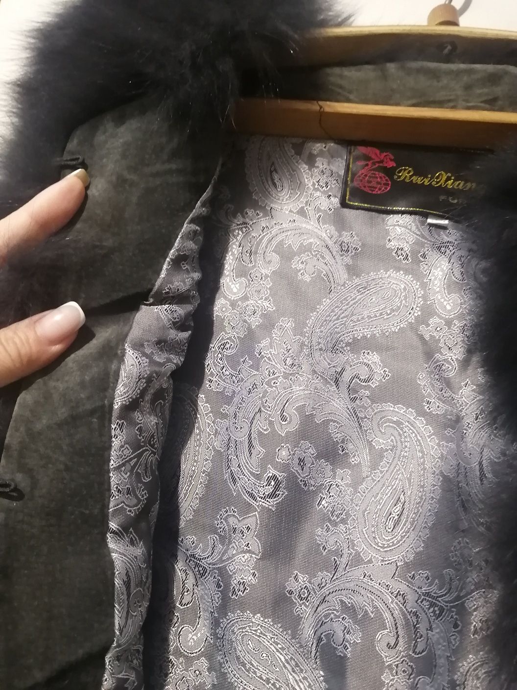 Продам песцовую безрукавку,новую,цает черный жемчуг безрукавка