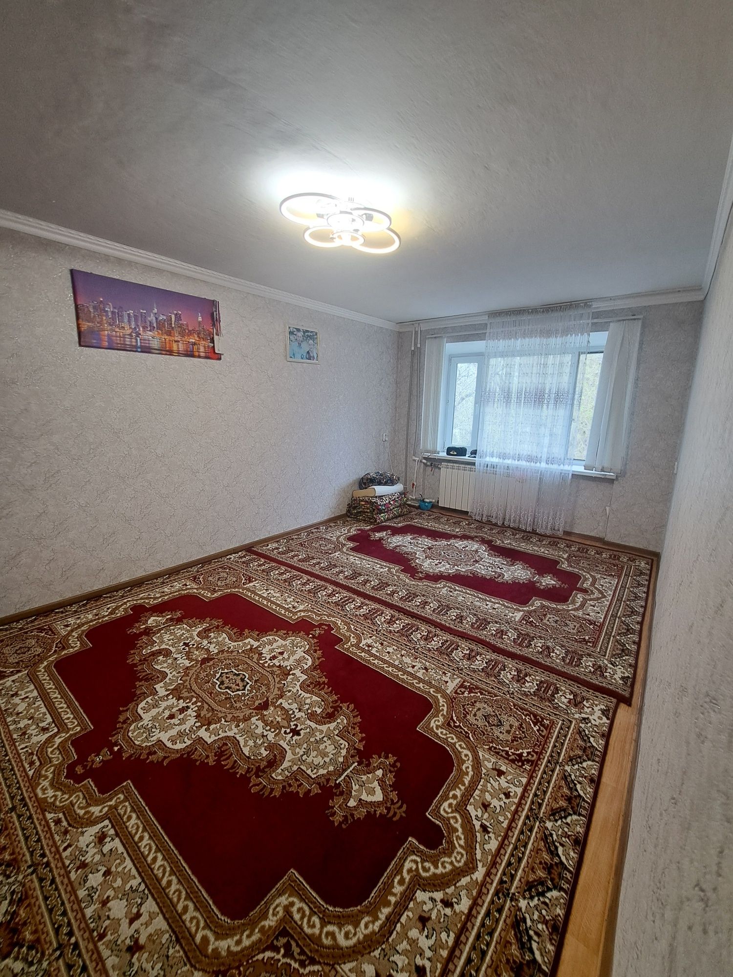 Продаём двухкомнатную квартиру возле "Пассажа "