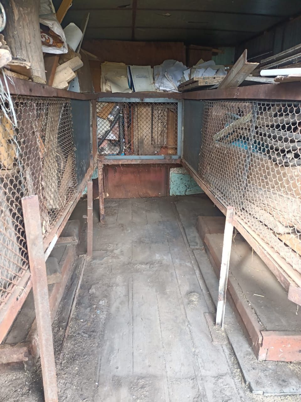 Срочно продам времянку с закрывающимися дверьми.