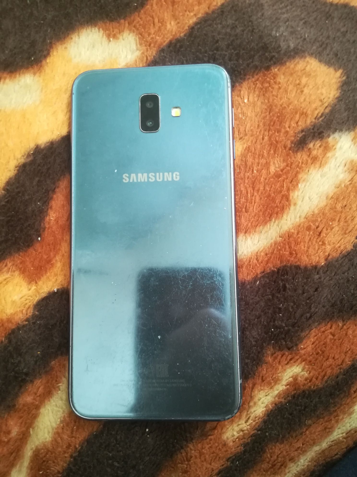 Самсунг J6+ память 32-гига,ОЗУ 3-гига. Трещины на работу не влияют..