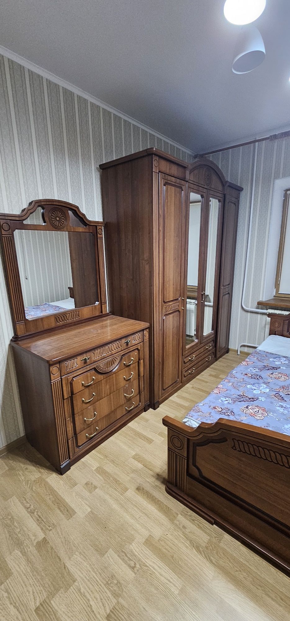 Продаётся спальная гарнитура.