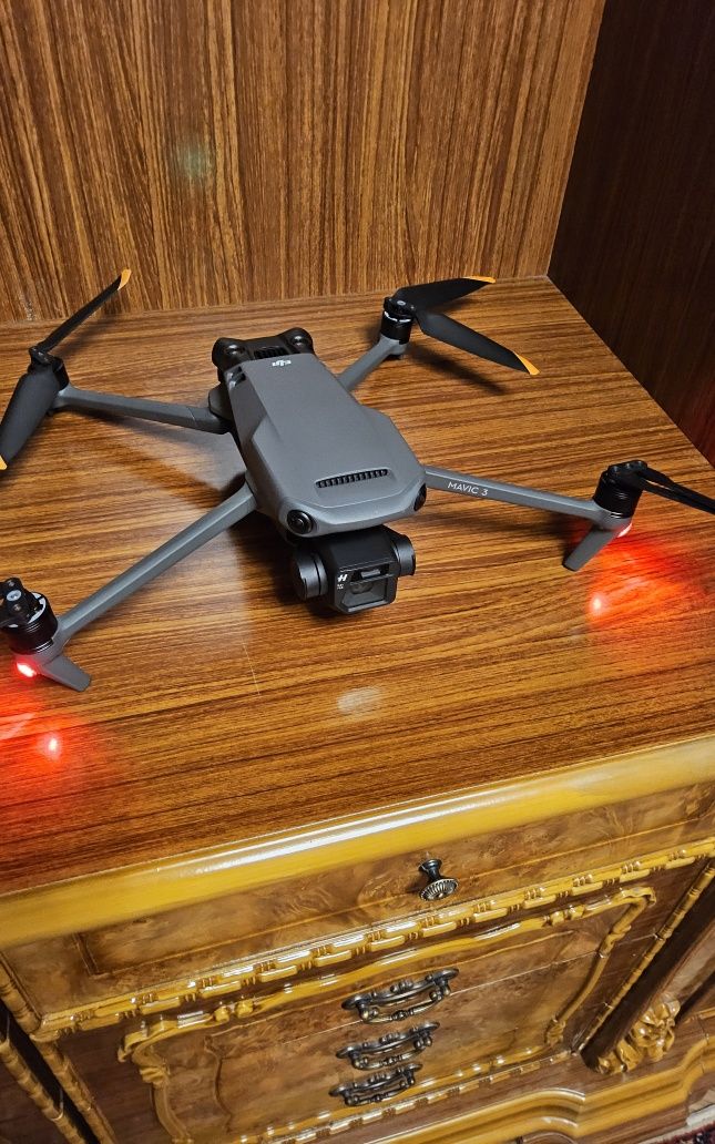 Dji mavic3 дрон квадрокоптер.