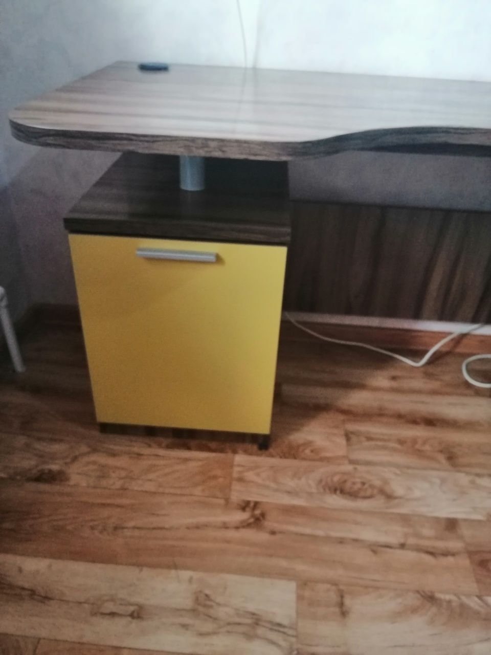 Продам стол с полкой