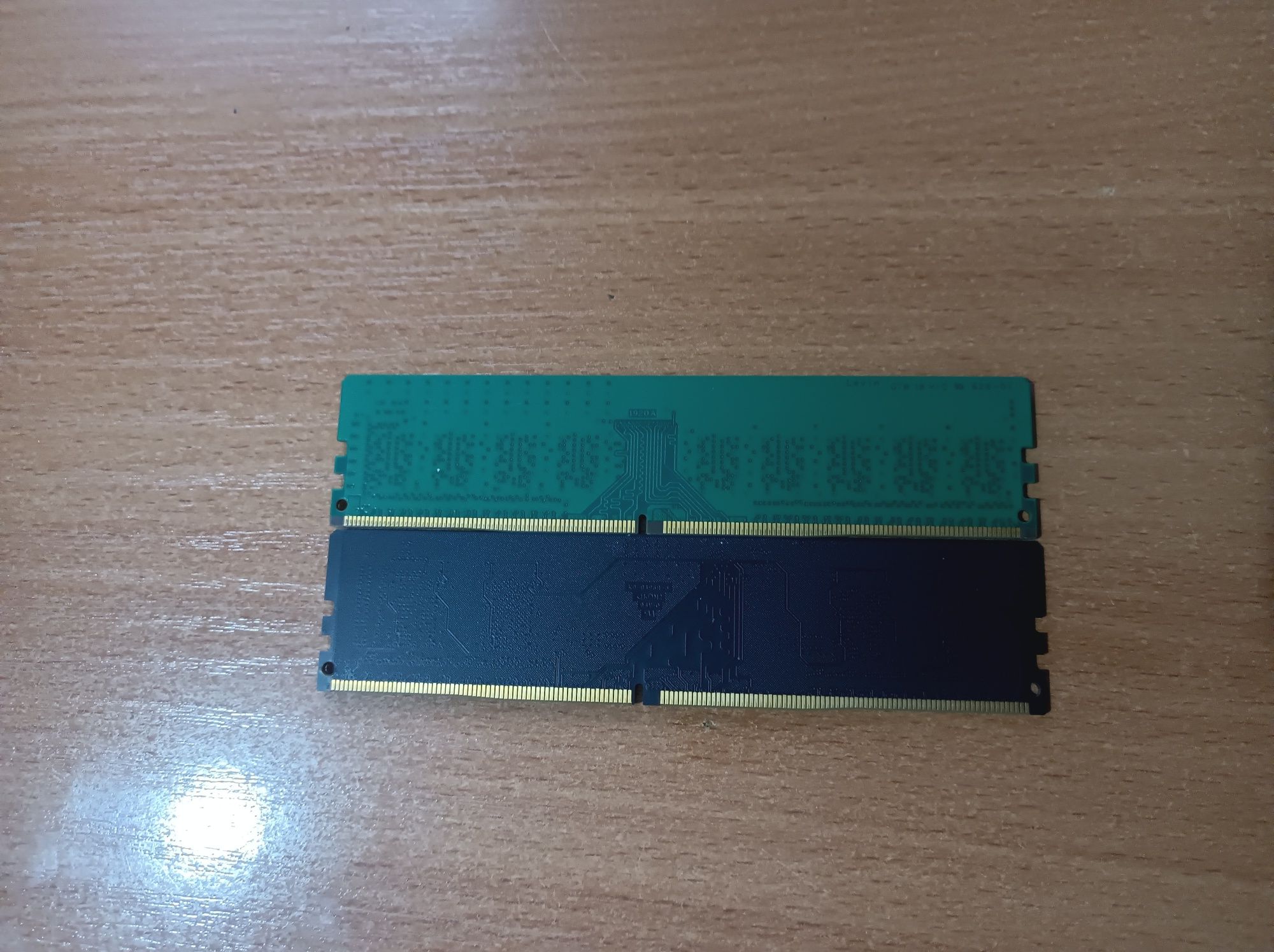 Продам :  2 разные Оперативные Памяти Ddr4 4 Gb по 4000 тыс. Каждая