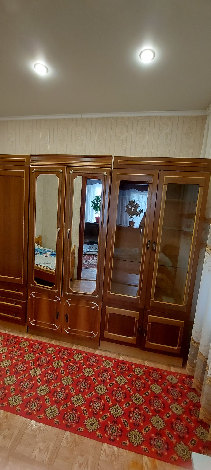 Продам Шкаф Сервант