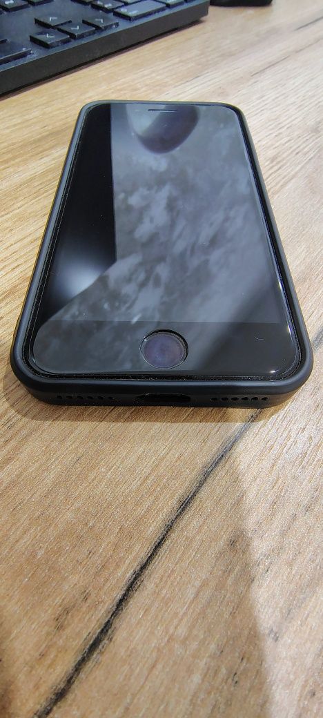 Продам iPhone SE 2020