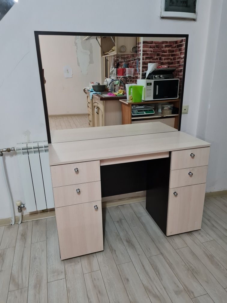 Продам столик  с зеркалом и ящичками (трюмо)