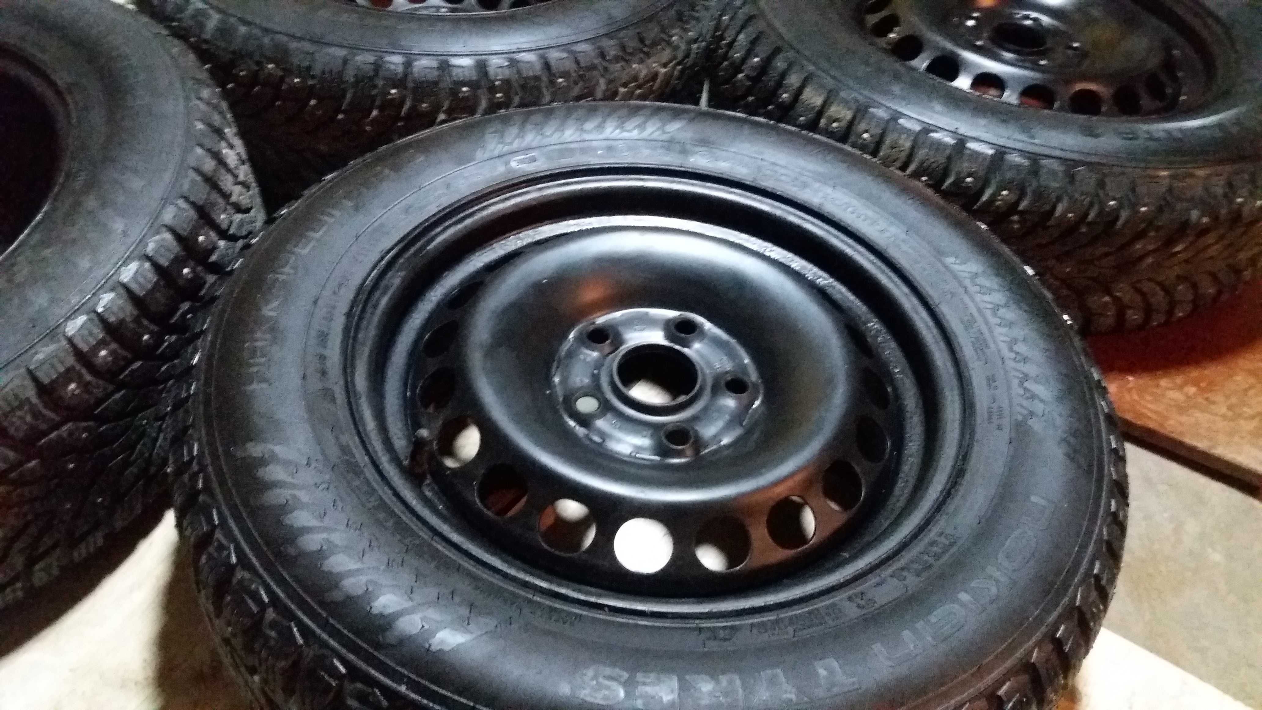 Резина финская  шипованная 195/65/R15 c дисками
