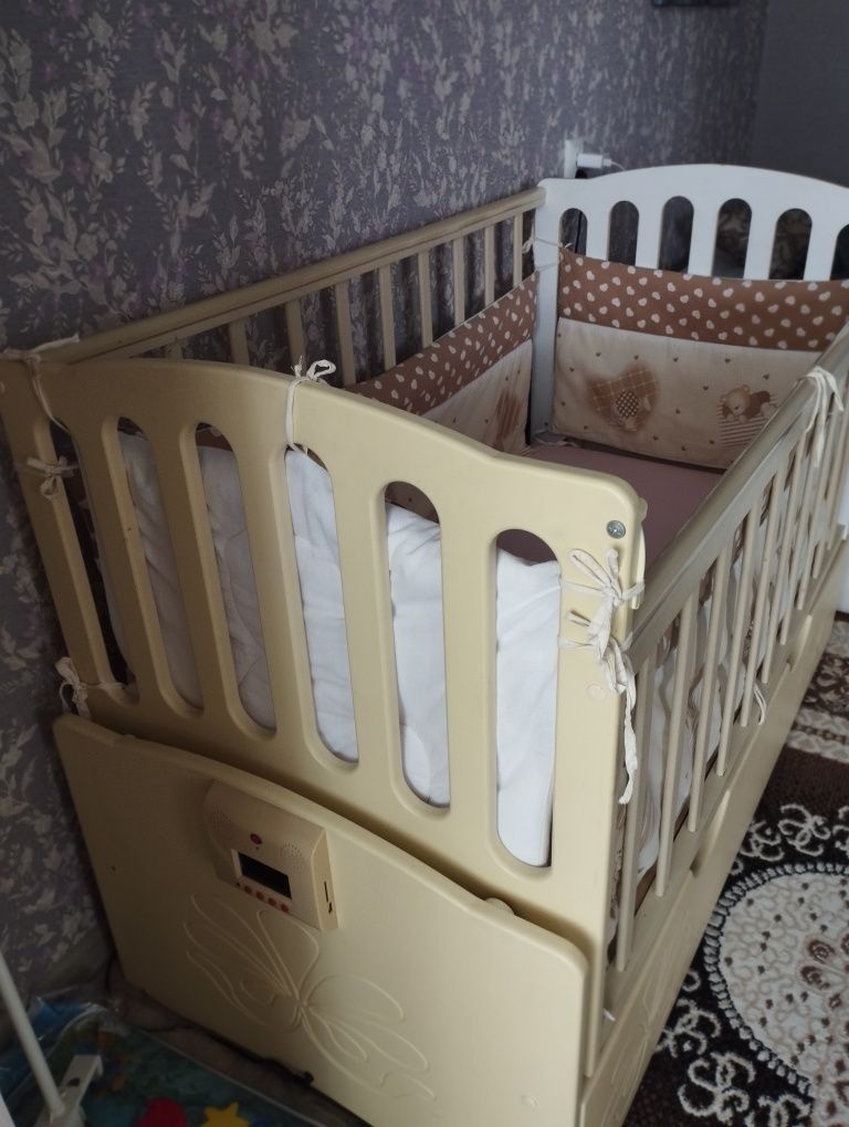 Продам детскую кроватку с мятником