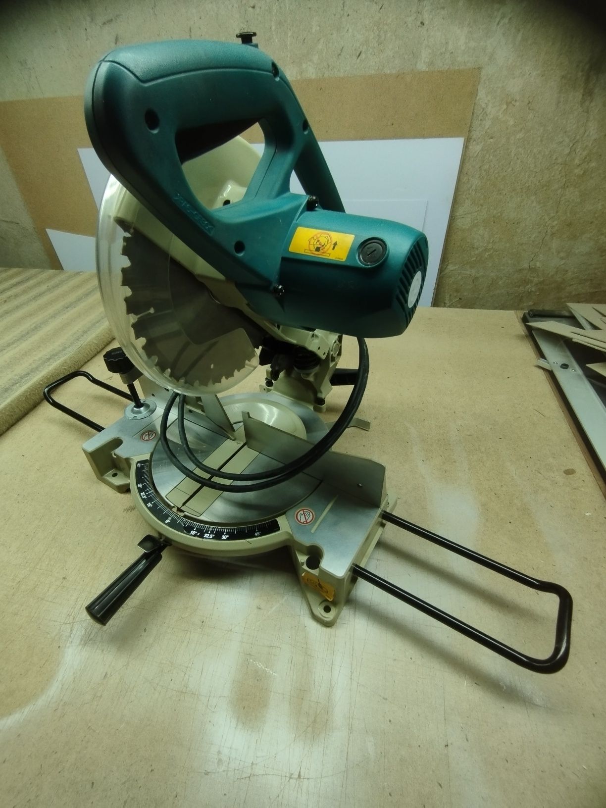 Торцовочная  пила makita ls1040 в отличном состоянии