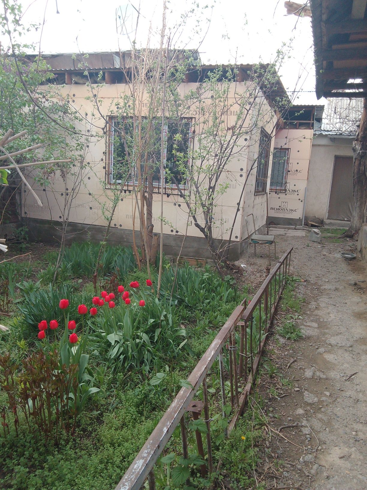 Продам 3 комнатную особнячок в центре .