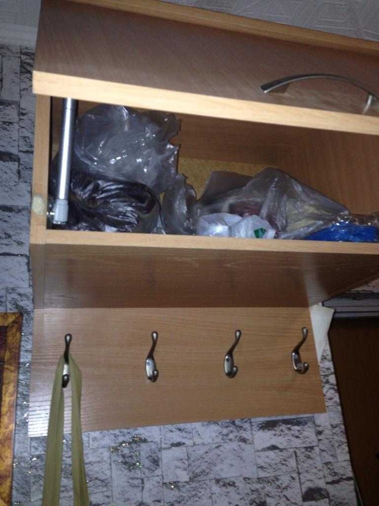 Продам прихожку шкафик вверху и тумба
