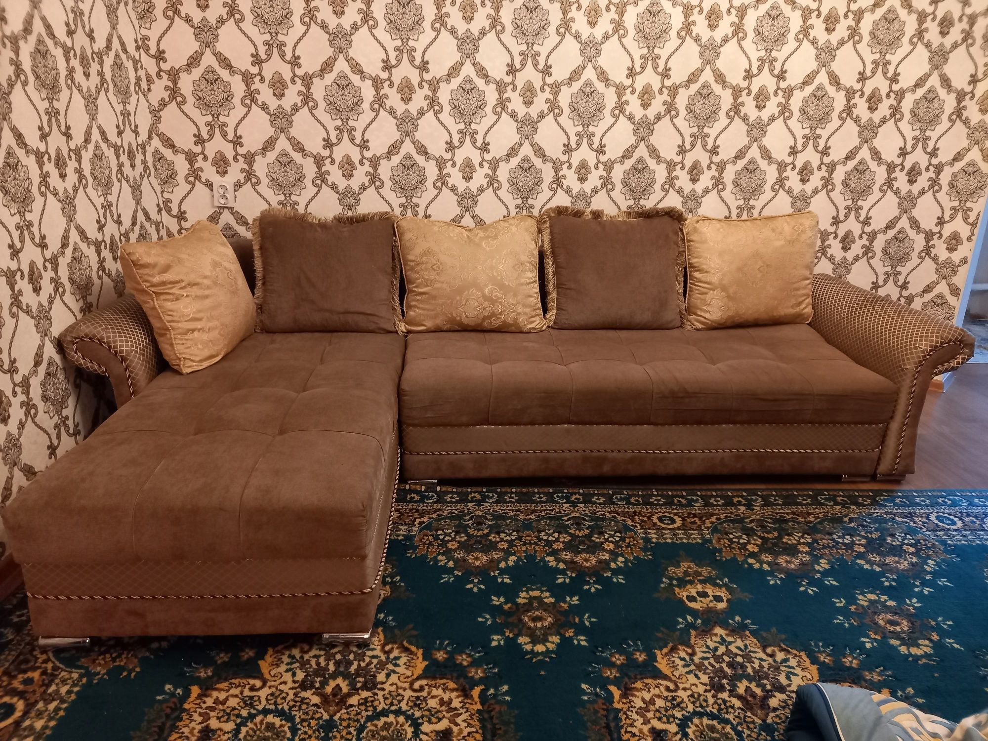 Продам диван угловой б/у