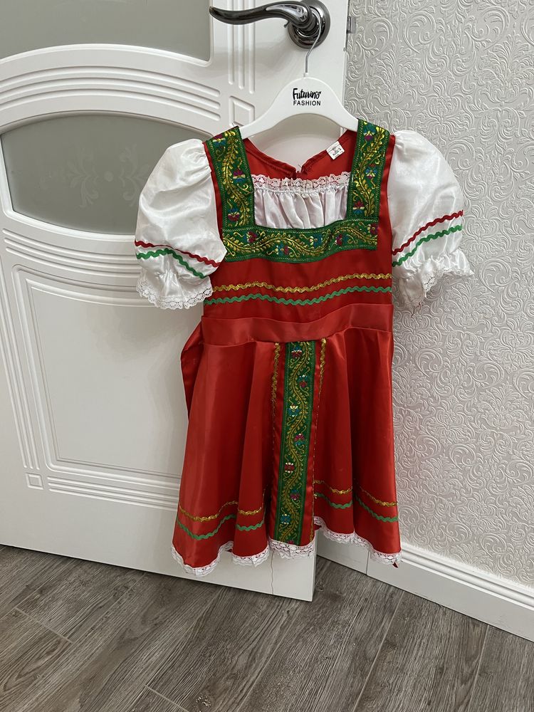 Платья нарядные продам