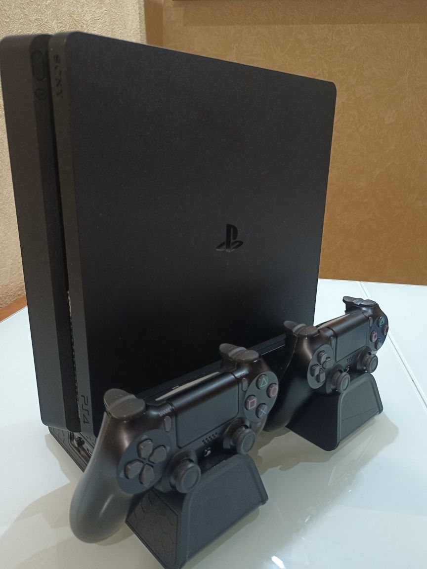 Playstation 4 slim, два геймпада и подставка
