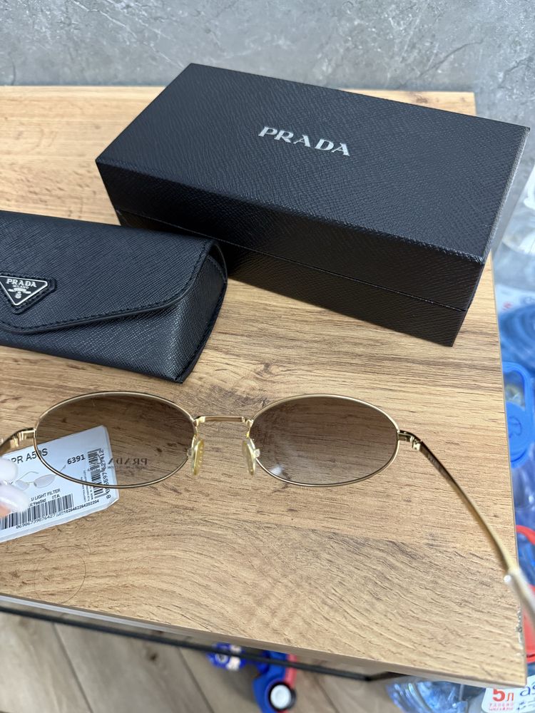 Солнцезащитные очки Prada 2025