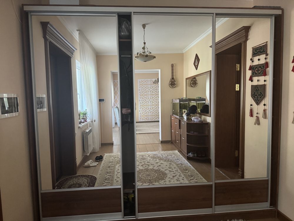 Продается шкаф купе, зерколо и трюмо б/у